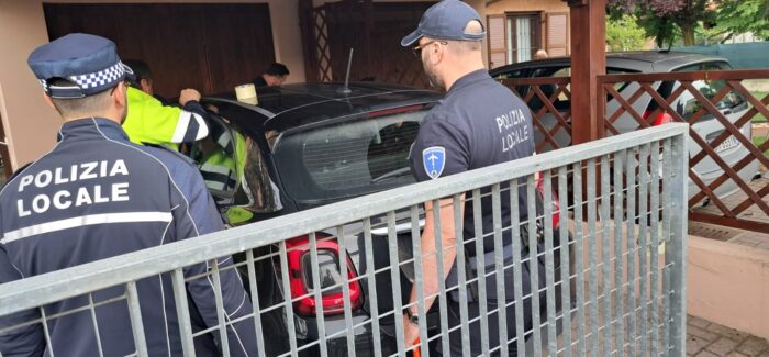 BIMBO INTRAPPOLATO IN AUTO: LIBERATO DALL’INTERVENTO DELLA POLIZIA LOCALE DI MIRANDOLA