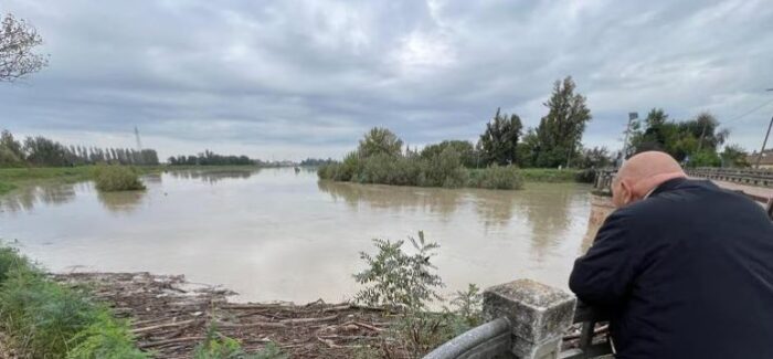 Ponti chiusi aspettando il passaggio della piena