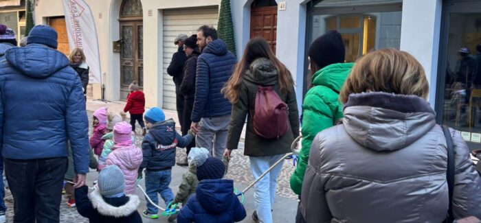 I bimbi di Mirandola a zonzo per la città per difendere… i loro diritti a crescere