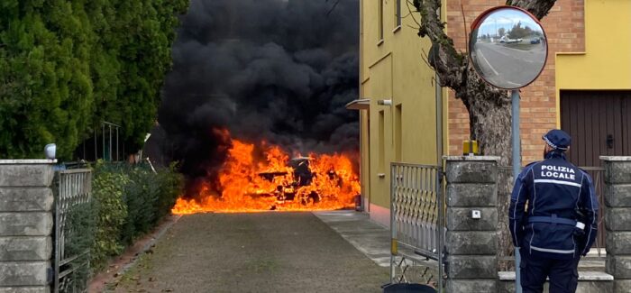 Auto in fiamme per un guasto al motore, imponente colonna di fumo ma nessun ferito