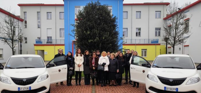  “La Nostra Mirandola” spinge l’assistenza sul territorio: donate due auto ad alimentazione ibrida