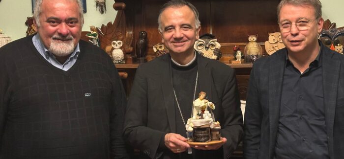 Lapam e Coldiretti donano a Mons. Erio Castellucci la statuina del Presepe 2024 raffigurante un’artigiana casearia