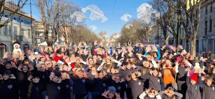 Un flash mob in piazza Costituente: così Mirandola dice no al bullismo