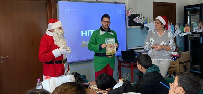 Babbo Natale e l’Elfo in visita alle scolaresche mirandolesi per augurare buone feste